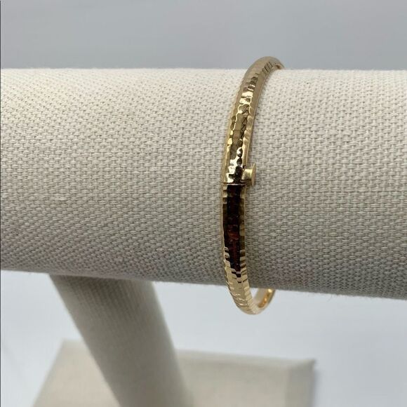 New 14k Gold Hammered and Hinged Bangle. 4.75 mm wide bangle. - Picture 7 of 11
